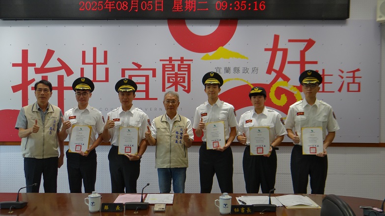 ▲代理縣長林茂盛(中)表揚消防救護績優人員合影,左為消防局長徐松奕。