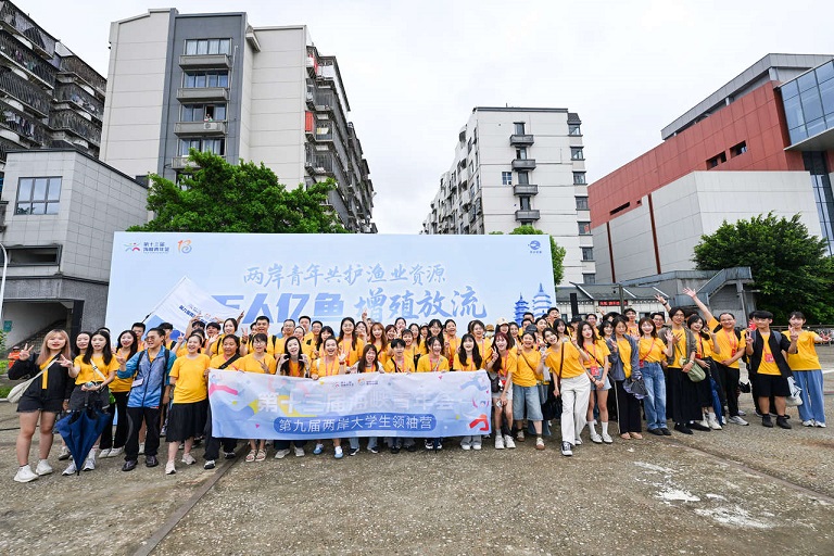 ▲8月5日上午,「兩岸青年共護漁業資源」增殖放流活動在中國船政文化博物館碼頭舉行。