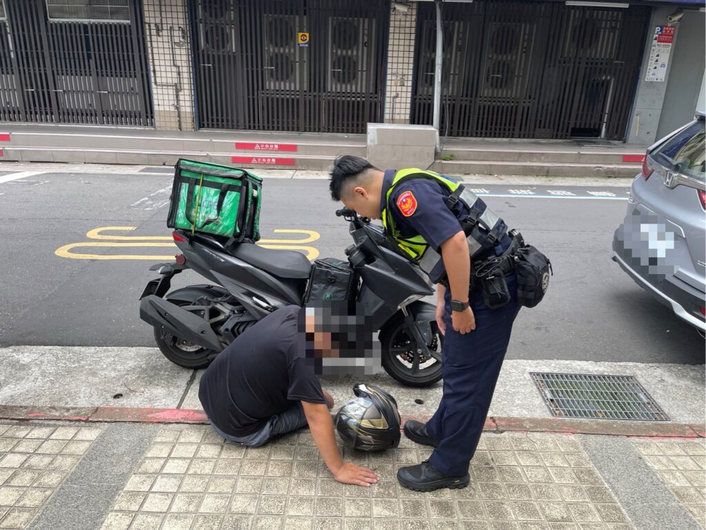 外送員高溫中暑倒地 警所前即刻救援送醫 2 1754358864066