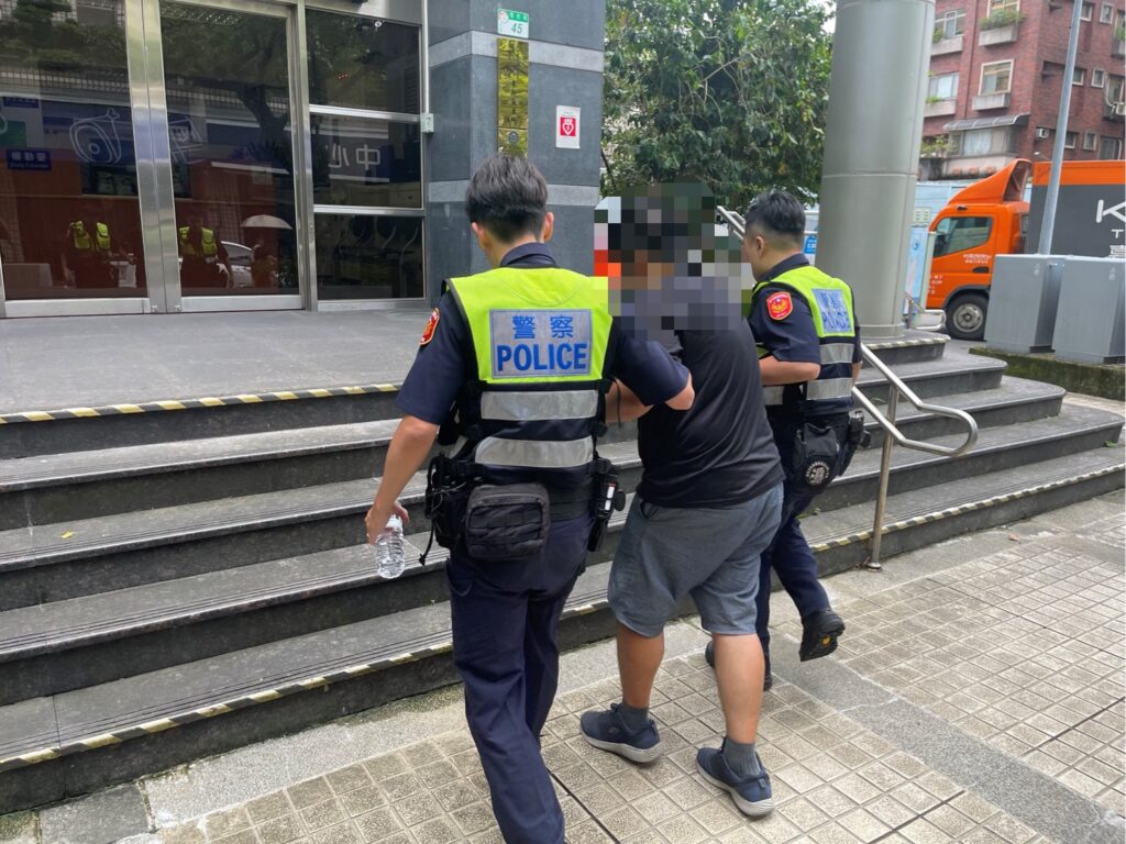 外送員高溫中暑倒地 警所前即刻救援送醫 3 1754358867287