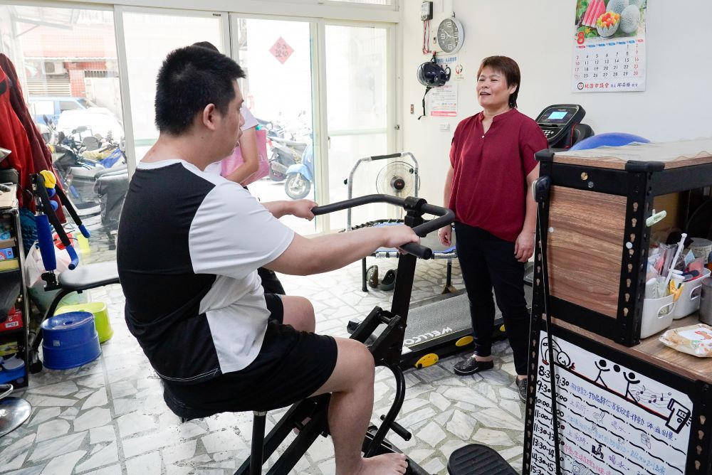 減輕家屬負擔 新北推動身心障礙者家庭托顧服務 3 《圖說》常有高張情緒行為的宣宣,家庭托顧服務員董珮彤運用健身器材讓他紓壓。〈社會局提供〉