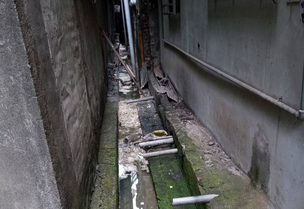 《圖說》後巷未接管前髒亂不堪，惡臭瀰漫。〈水利局提供〉