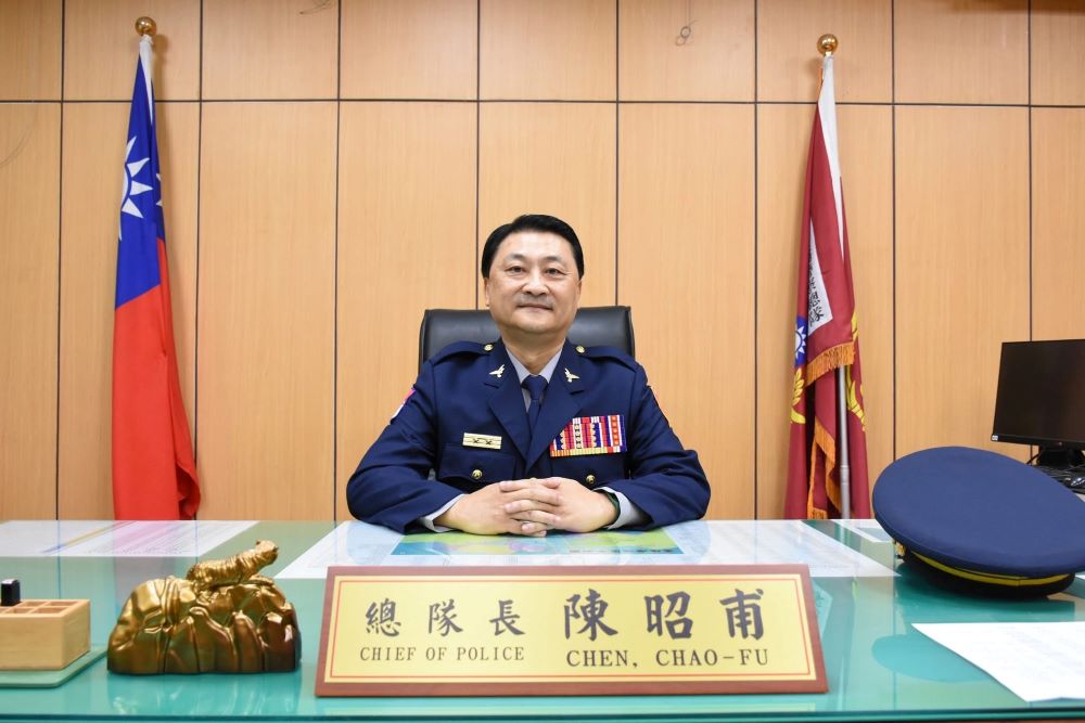 警政署異動58員重要人事 8/8交接 2 《圖說》新任基隆港警總隊長陳昭甫於於8月1日由內政部警政署警政委員黃勢清主持監交布達儀式。〈基隆港警總隊提供〉