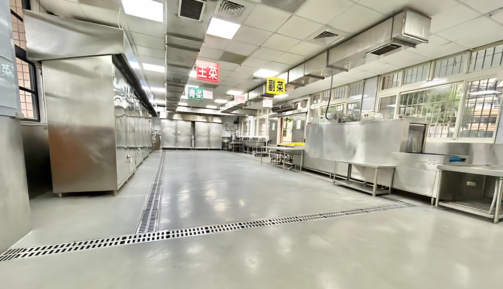 打造智慧食安與衛生新標竿 新北午餐升級有感! 1 《圖說》安坑國小廚房內部地坪整建,改善洩水問題。〈教育局提供〉