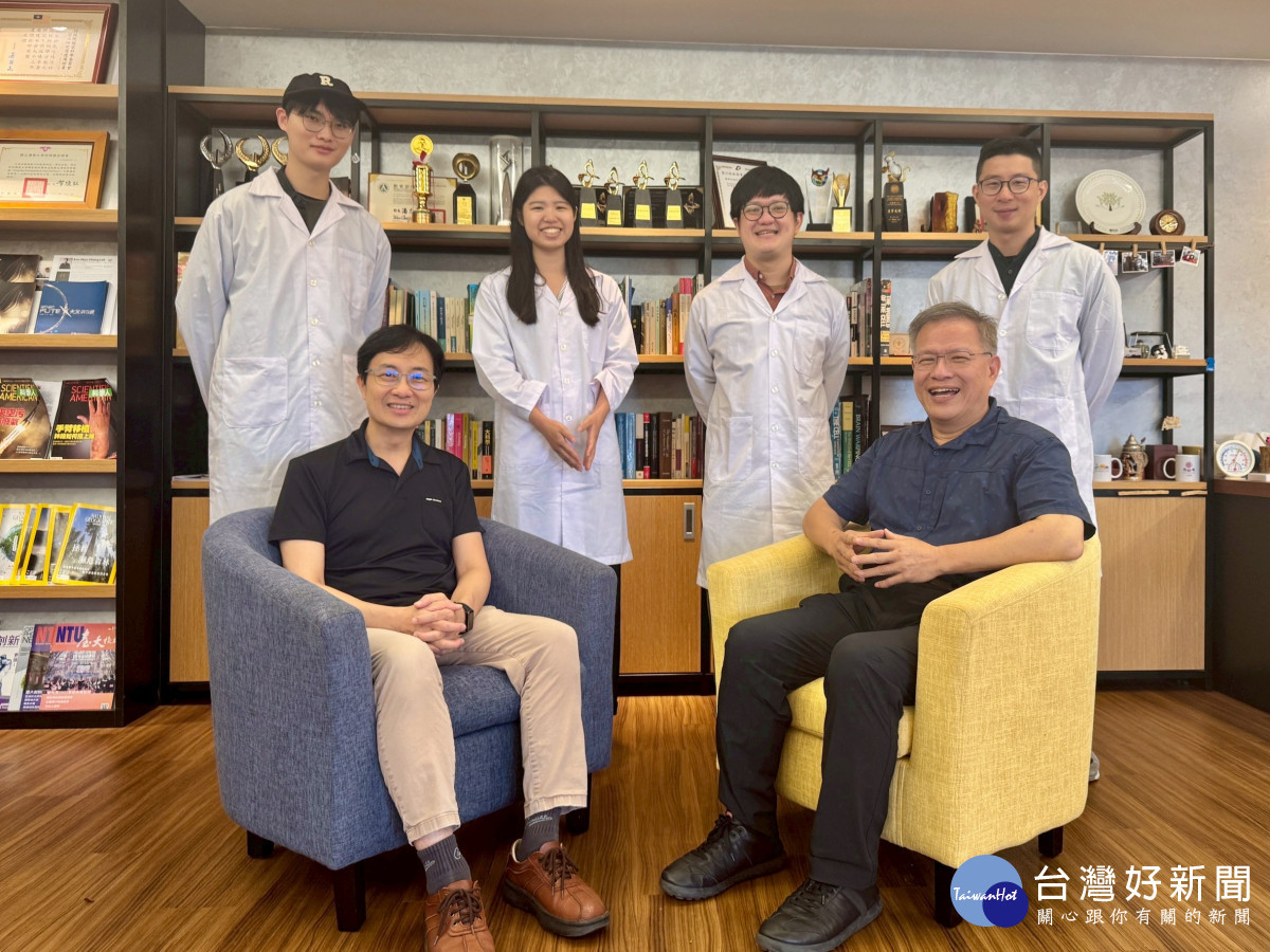 清華大學腦科學研究中心主任江安世(前右)與系神所教授羅中泉(前左),帶領系神所博士生陳瑞煌(後排左起)、物理所碩士鄭力珊、系神所博士生強敬哲與腦科學研究中心博士後研究員馮冠霖。