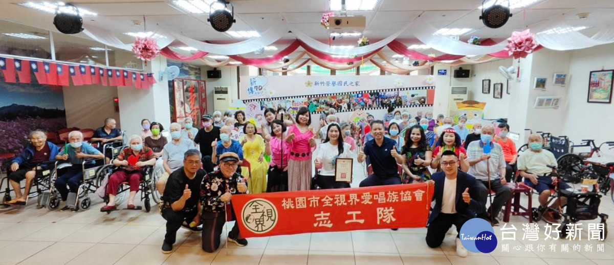 鍾翔宇副主任與住民聆賞全視界愛唱族協會動人樂章。
