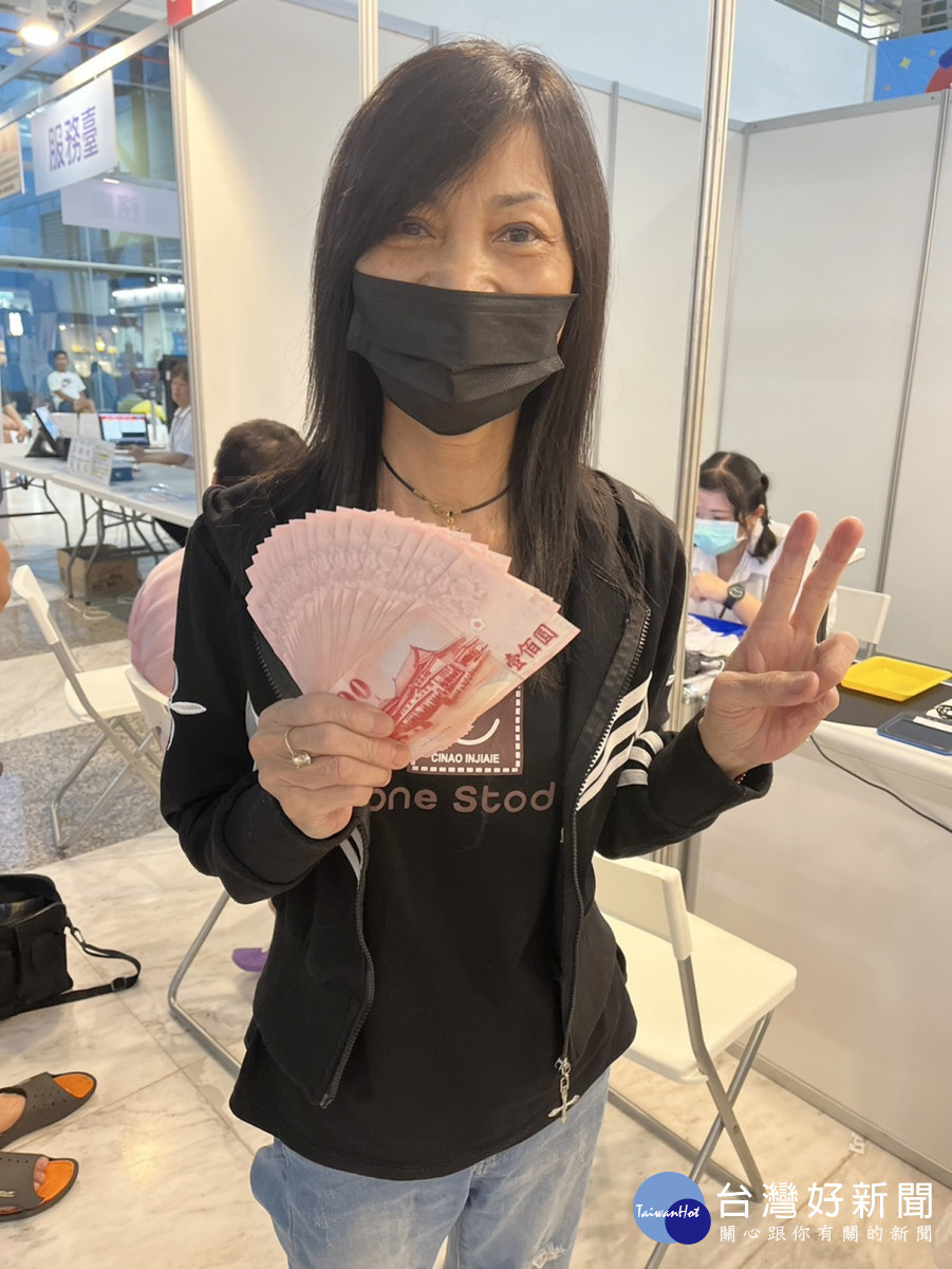 嘉義市購物節活動民眾開心領現金／嘉義市府提供