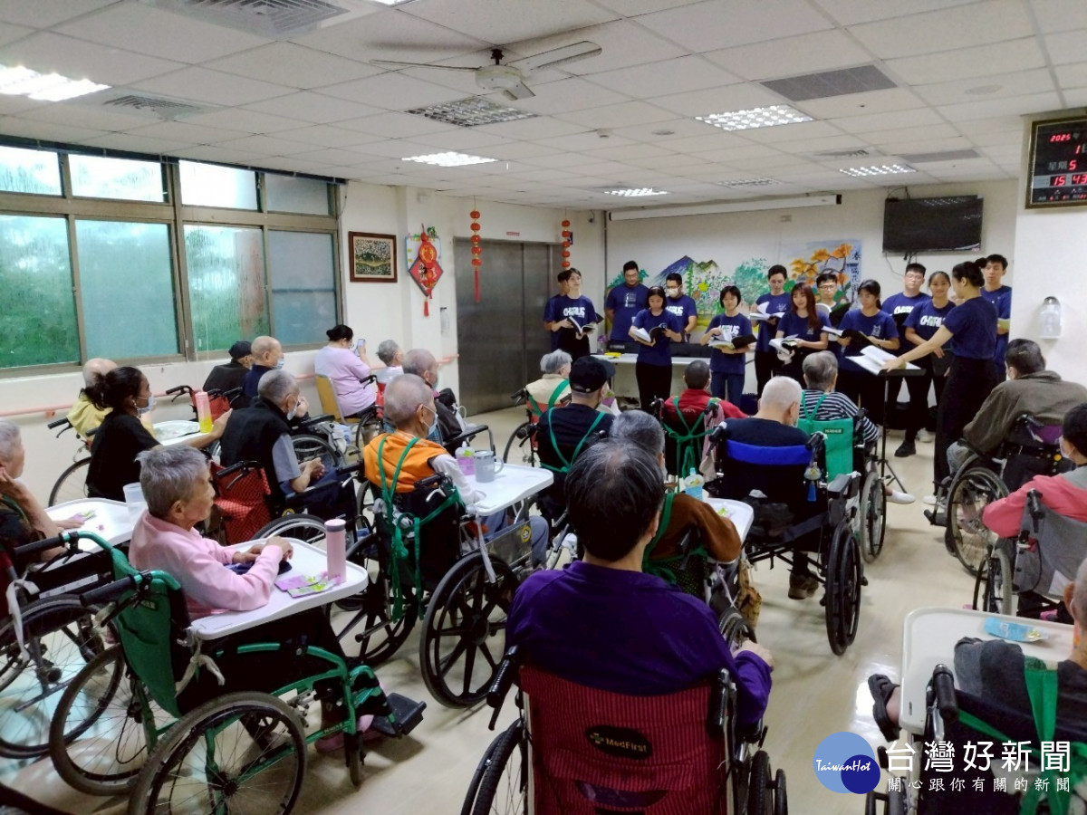 臺師大合唱團與「長青園」長輩開心合影