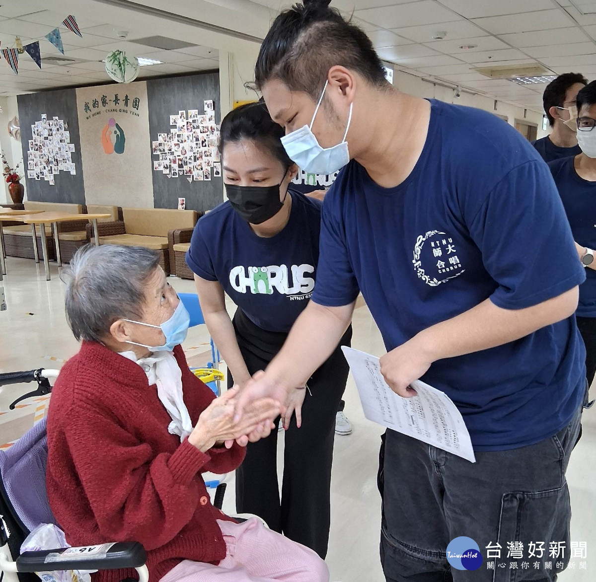 長輩緊握合唱團成員的手,感謝他們帶來的溫暖