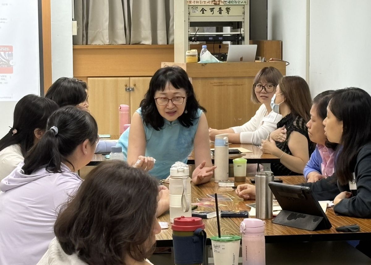 圖/靈性關懷師劉亮馨(中)帶領學員工作坊進行討論。(新北市政府社會局提供)