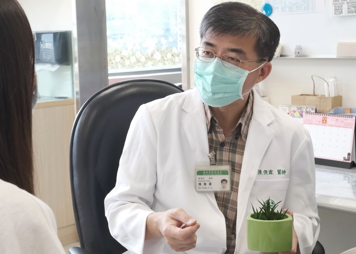 圖／陳俊霖主任鼓勵病患，不妨從好種的多肉植物開始，讓生活多一點綠意，也多一份療癒。（亞東醫院提供）