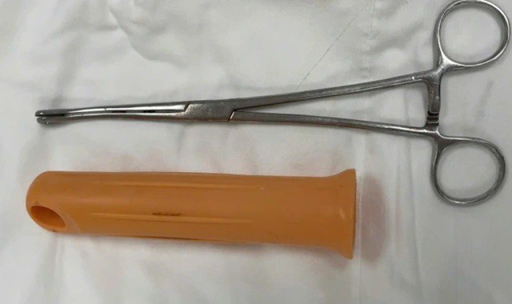 把拖把柄當情趣用品!23歲男塞肛門滑入直腸 無法取出衝醫院求助