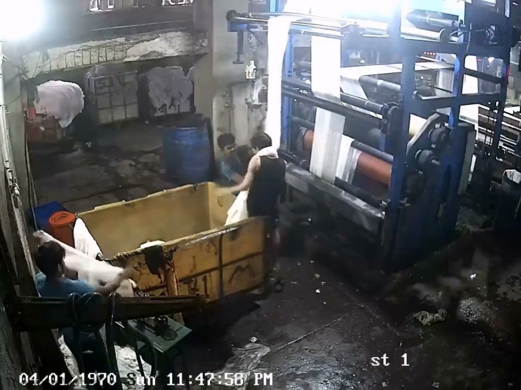 影/工安意外!印度工人布料纏脖子 下秒被吊起解不開遭勒死