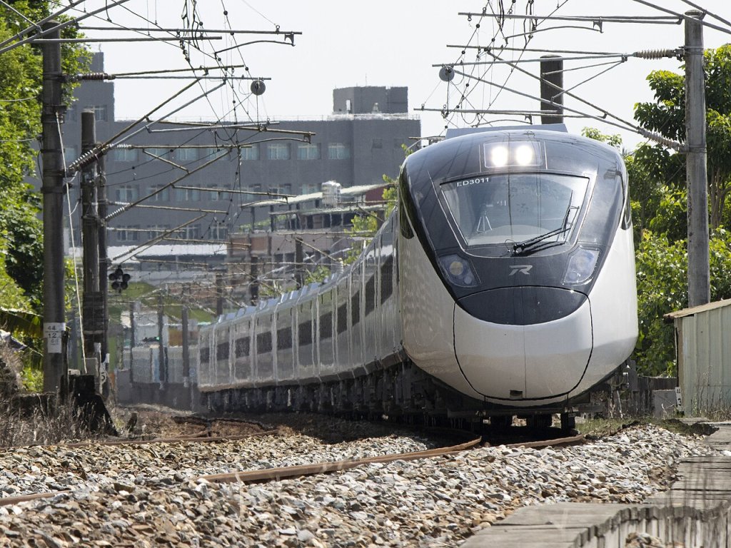 又傳鐵路事故!- 台鐵自強號列車與堆高機擦撞