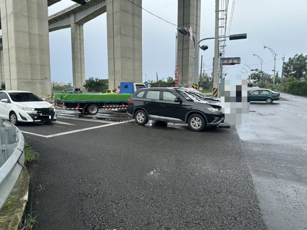 國道4號匝道口車禍!- 貨車追撞停等紅燈自小客車