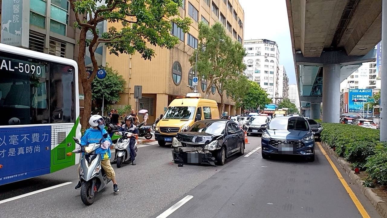 ▲台北市大安區和平東路三段,今(6)日下午13時許發生1起嚴重的7車連環追撞事故。(翻攝畫面)