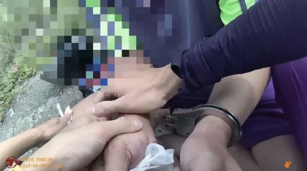 影/屏東醉男違規拒測發酒瘋-突揮拳毆警-2民眾協助壓制逮捕