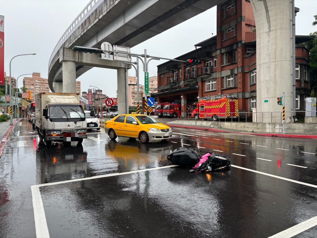 「凍未條啦」!新店騎士停等紅燈遭後方貨車追撞 疑天雨路滑釀禍