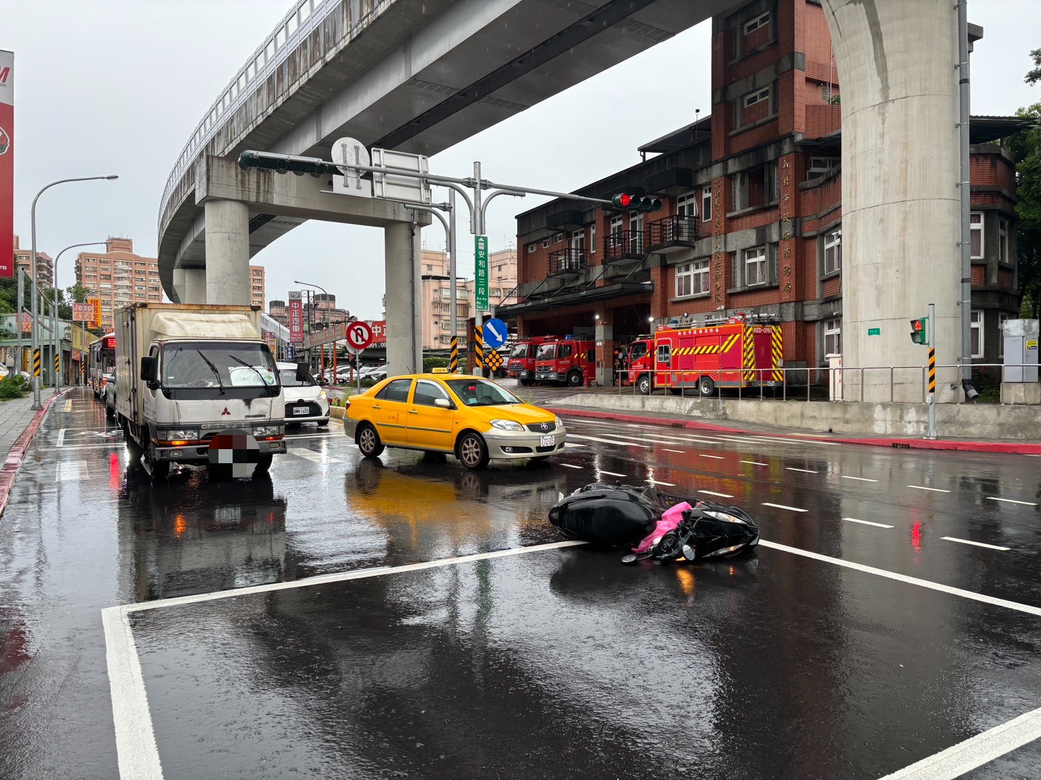 ▲新北市新店區安和路三段、祥和路口,昨(5)日下午16時許發生1起交通事故。(翻攝畫面)