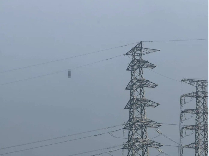 ▲桃園市龜山區今(6)日下午驚傳1起高壓電塔上吊身亡案件。(翻攝畫面)