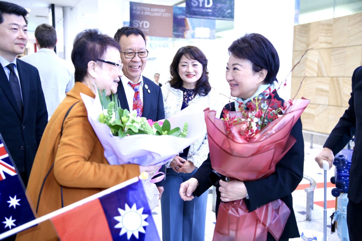 ▲市長盧秀燕率團訪澳，甫落地受到許多台灣僑胞熱情迎接。(圖/中市府提供)