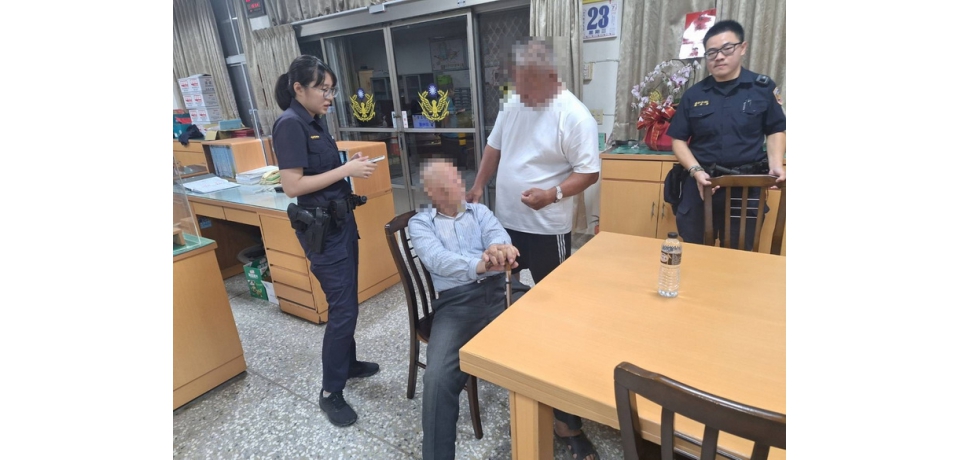 老翁佇立路口引民關懷   斗南警助迷途翁返家