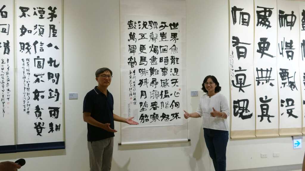 ▲彰化縣美術家接力展第115棒,邀請到張倍源老師,即日起至8月24日,在彰化縣立美術館一樓展出「大塊無盡—張倍源書法創作展」,歡迎藝術同好一同前來觀賞。(記者林明佑攝)