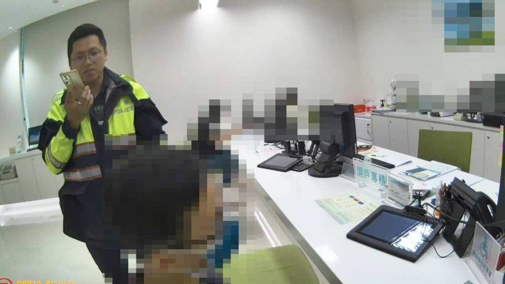 ▲警方攔阻假交友真詐財被害民眾。