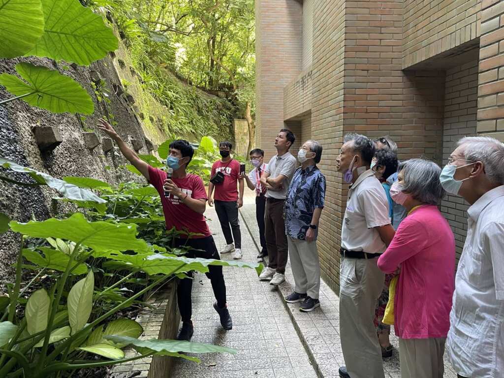 ▲團隊帶領社區居民勘查社區環境。