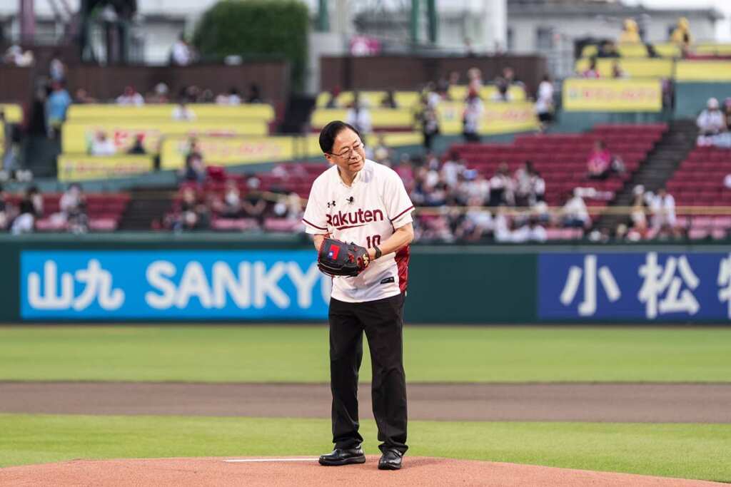▲桃園市長張善政在開球儀式上宣布,桃園市將於今年11月在臺舉辦「臺日韓棒球交流賽」。