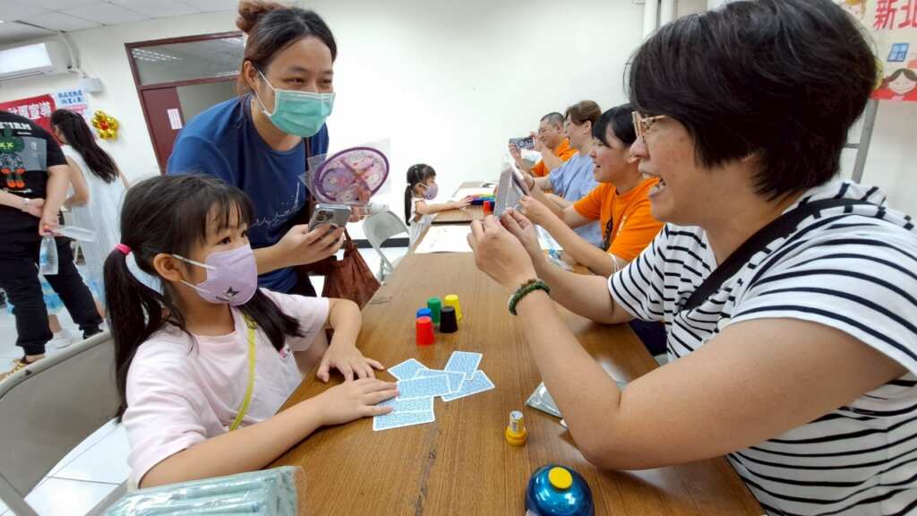 ▲早療資源中心工作人員透過教玩具遊戲進行檢測。