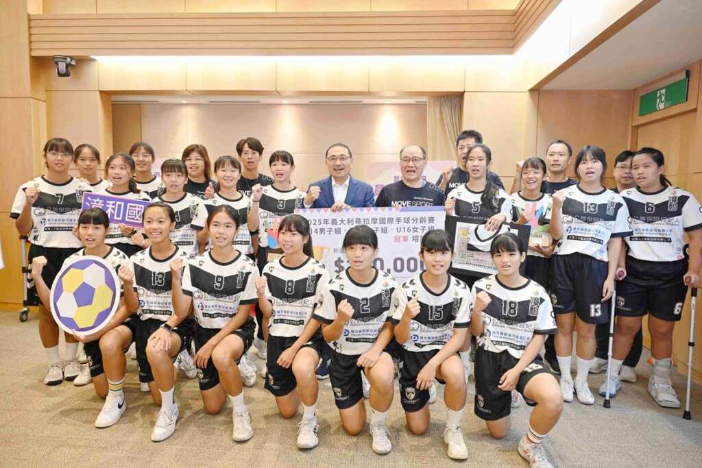 ▲今日市政會議由侯友宜市長表揚選手及學校團隊，頒發20萬元培訓金。