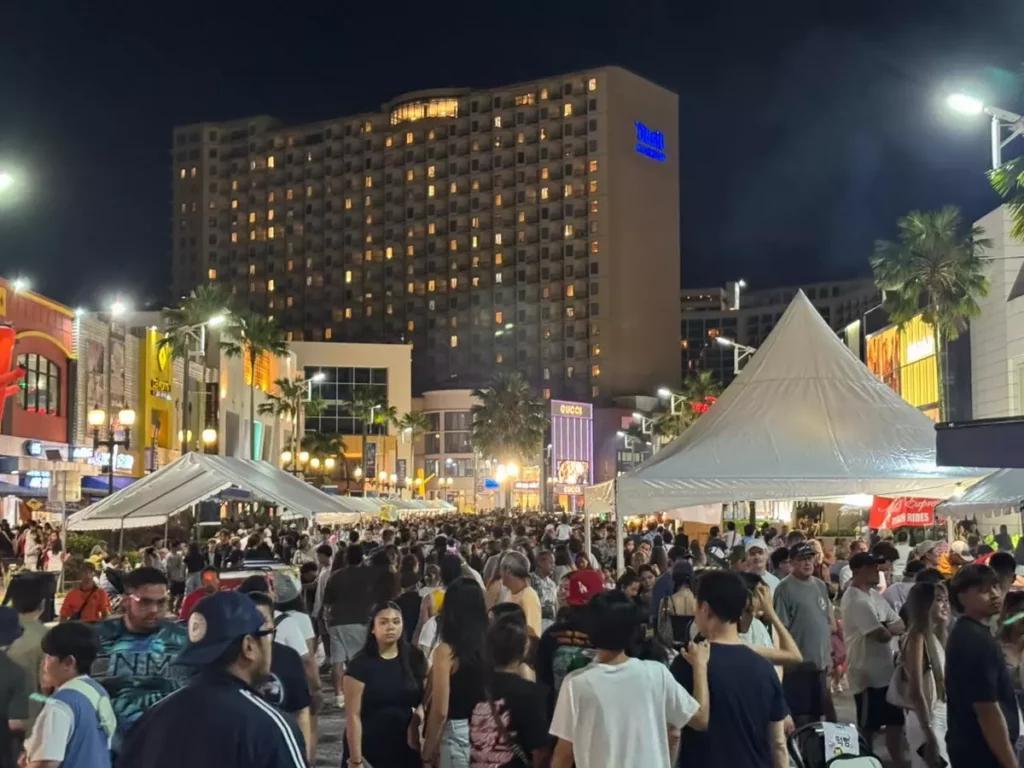 關島杜夢夜市舉行期間,大批人潮湧入 Pleasure Island 的Pale San Vitores Road,現場氣氛熱鬧非凡。