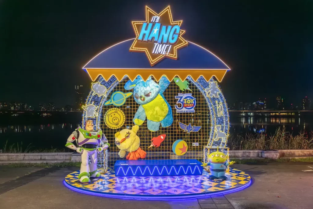 迪士尼與台北市政府觀光傳播局將迪士尼皮克斯經典動畫《玩具總動員》的魔力延伸至「2025大稻埕夏日節」,加碼在水岸推出4座主題造景(圖片提供:台灣迪士尼)