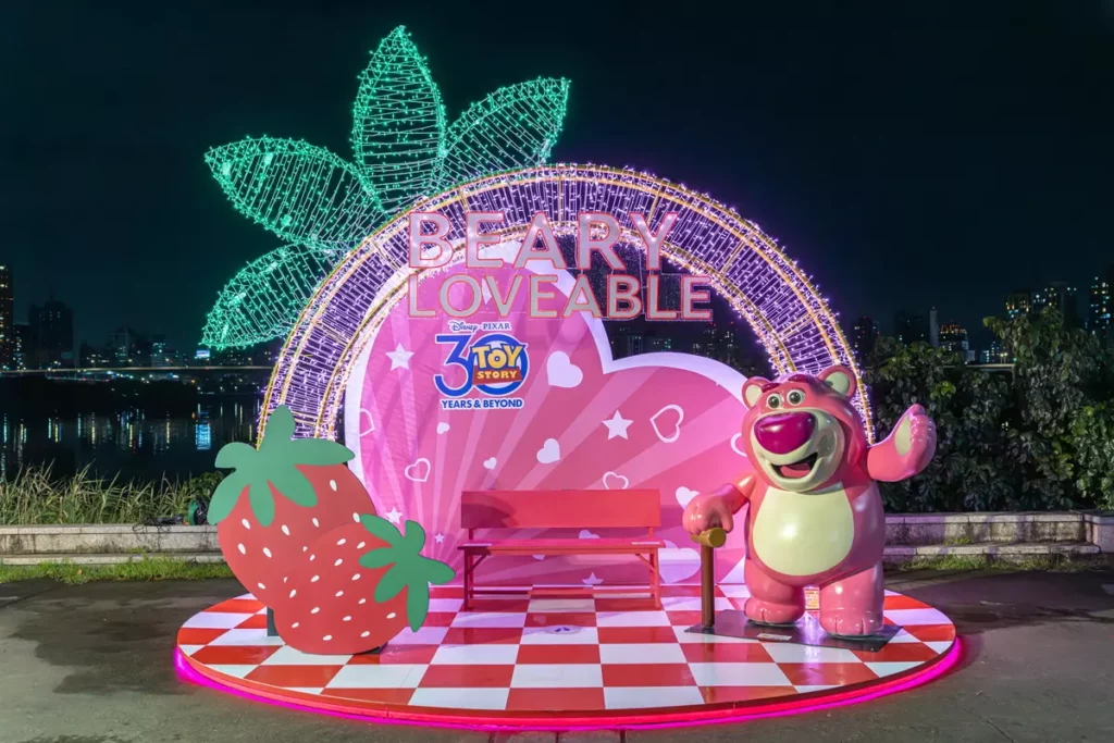 迪士尼與台北市政府觀光傳播局將迪士尼皮克斯經典動畫《玩具總動員》的魔力延伸至「2025大稻埕夏日節」,加碼在水岸推出4座主題造景(圖片提供:台灣迪士尼)