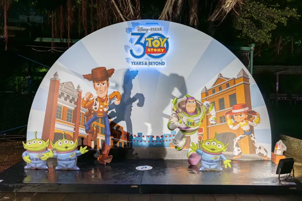 迪士尼與台北市政府觀光傳播局將迪士尼皮克斯經典動畫《玩具總動員》的魔力延伸至「2025大稻埕夏日節」,加碼在水岸推出4座主題造景(圖片提供:台灣迪士尼)