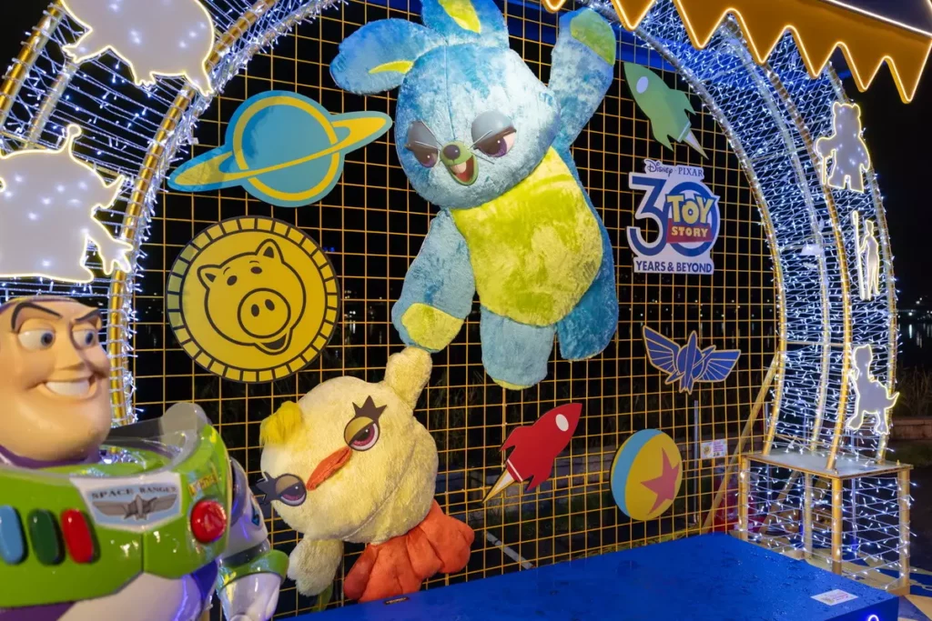迪士尼與台北市政府觀光傳播局將迪士尼皮克斯經典動畫《玩具總動員》的魔力延伸至「2025大稻埕夏日節」,加碼在水岸推出4座主題造景(圖片提供:台灣迪士尼)