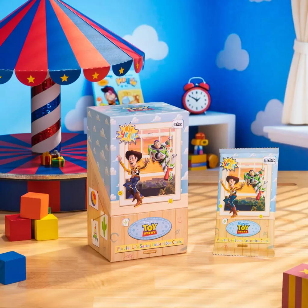 集卡社將於8月25日推出《玩具總動員》30週年玩趣人生系列收藏卡,全台7-11限定門市、康是美都買的到(圖片提供:集卡社)