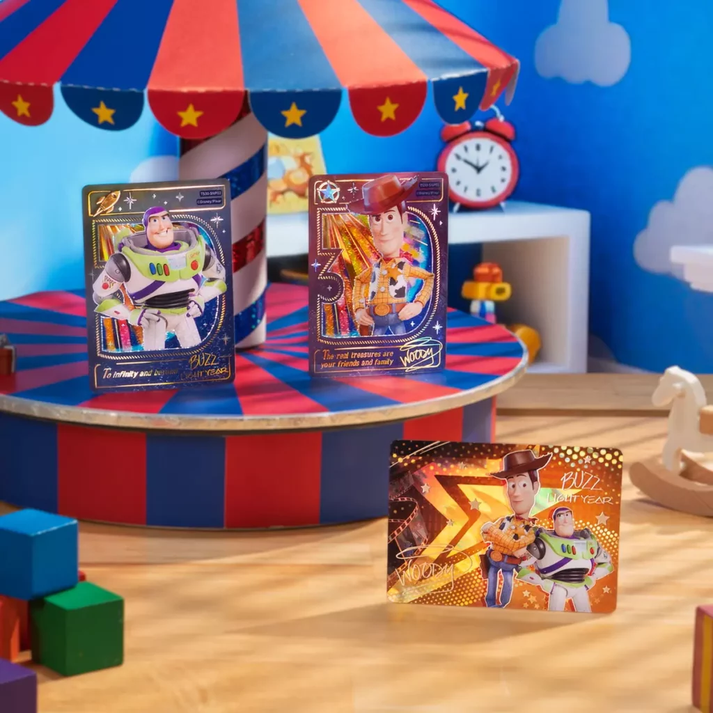 集卡社將於8月25日推出《玩具總動員》30週年玩趣人生系列收藏卡,全台7-11限定門市、康是美都買的到(圖片提供:集卡社)