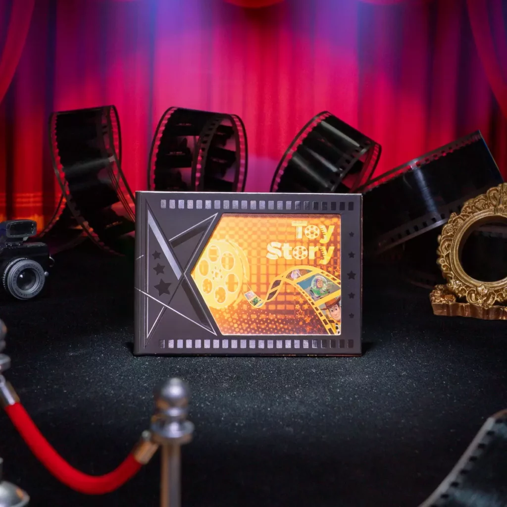 集卡社將於8月25日推出《玩具總動員》30週年玩趣人生系列收藏卡,全台7-11限定門市、康是美都買的到(圖片提供:集卡社)