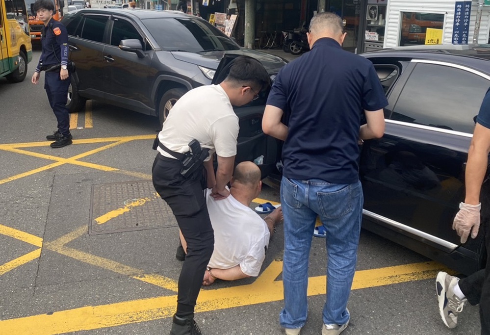 ▲圖說：中市刑大幹員趁江姓藥頭車輛停放於超商時前往盤查，一舉緝獲江嫌到案 （圖／台中市政府 提供）