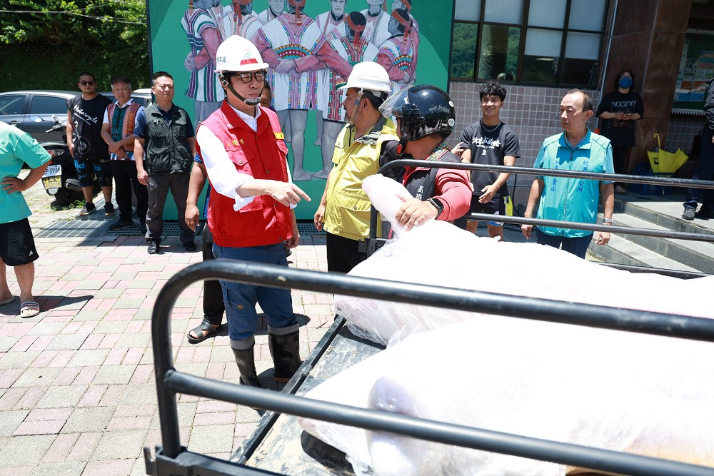 高市府送暖「整隻豬配送」! 陳其邁親赴桃源區部落助重建 226 高市府送暖「整隻豬配送」! 陳其邁親赴桃源區部落助重建 225
