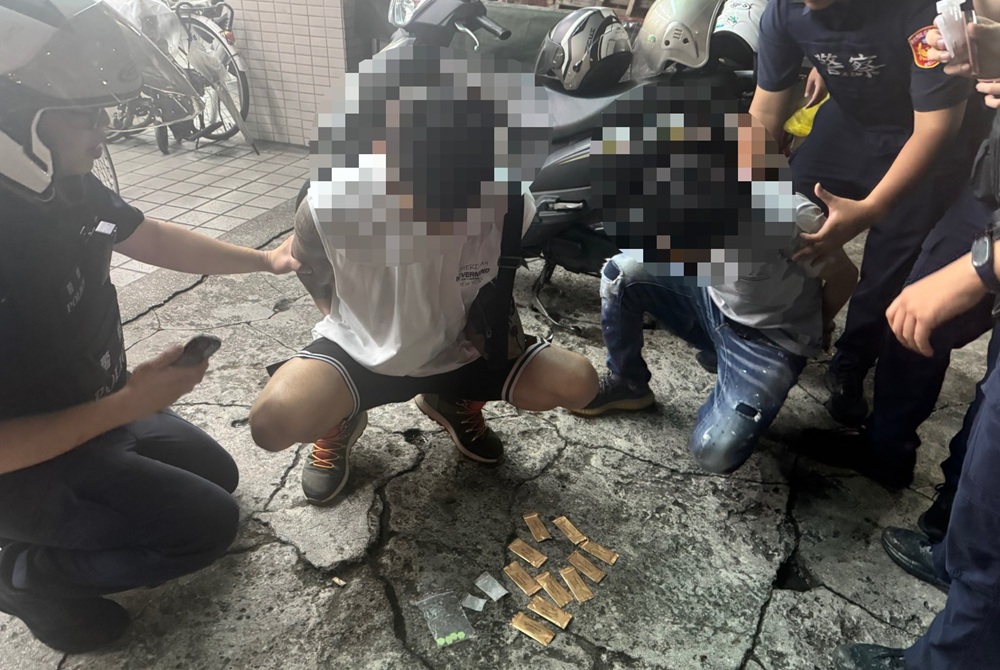 騎機車等紅燈滑手機 警靠近心虛丟依託咪酯菸彈 207 cnews204250806a03