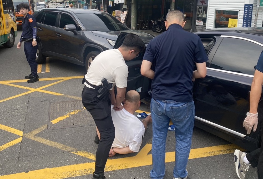 溯源毒品藥頭竟是通緝犯 遇圍捕竄逃撞車落網 217 cnews204250806a11