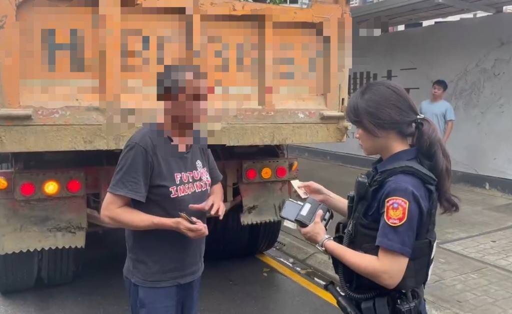 桃園曳引車轉彎掃倒機車騎士 鋼構超出車尾釀擦撞遭罰 540517 0