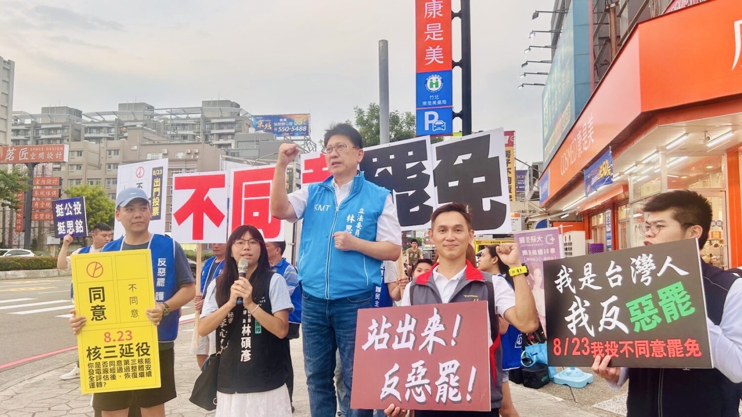 國民黨立委林思銘本人親自站上路口呼籲民眾「反惡罷、護思銘」。(記者林照東 翻攝)