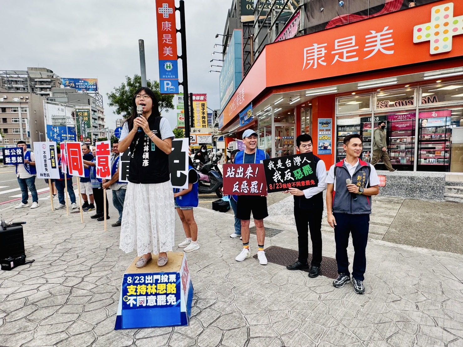 小草來助陣！民眾黨新竹黨部副主委林碩彥議員秘書李心然站上肥皂箱在街頭宣講。(記者林照東 翻攝)