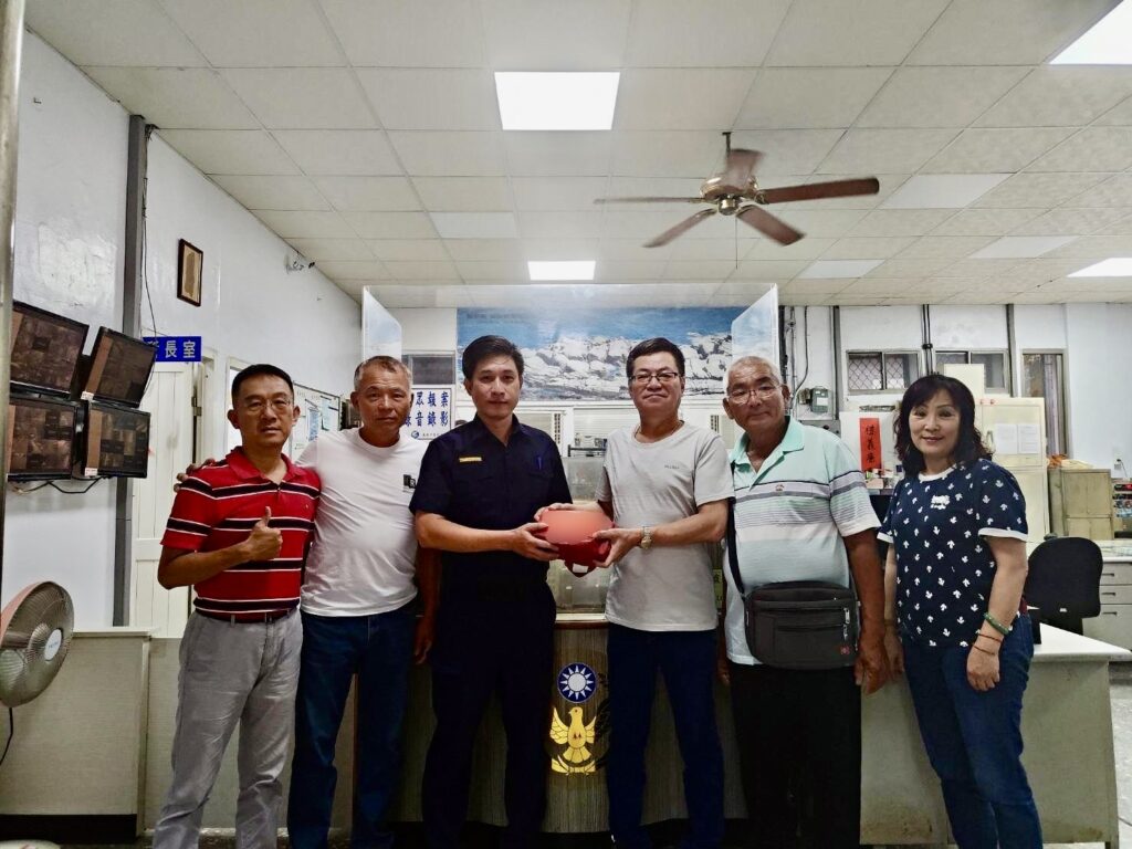 和一路派出所長陳志峰(左三),警友站站長顏建霖率副站長李潮海、江長泉、總幹事陳婉晴及幹事張俊傑等幹部,前往贈慰問金及破案茶。(圖/記者薛秀蓮 翻攝)