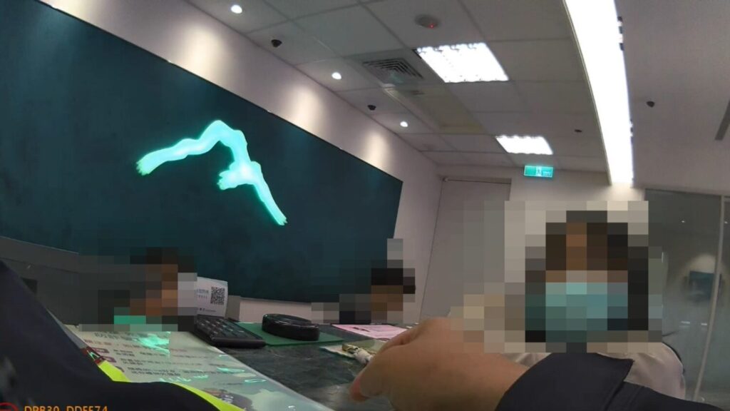警方耐心向被害人宣導以裝潢名義提領現金常見詐騙手法 。(圖/記者薛秀蓮 翻攝)