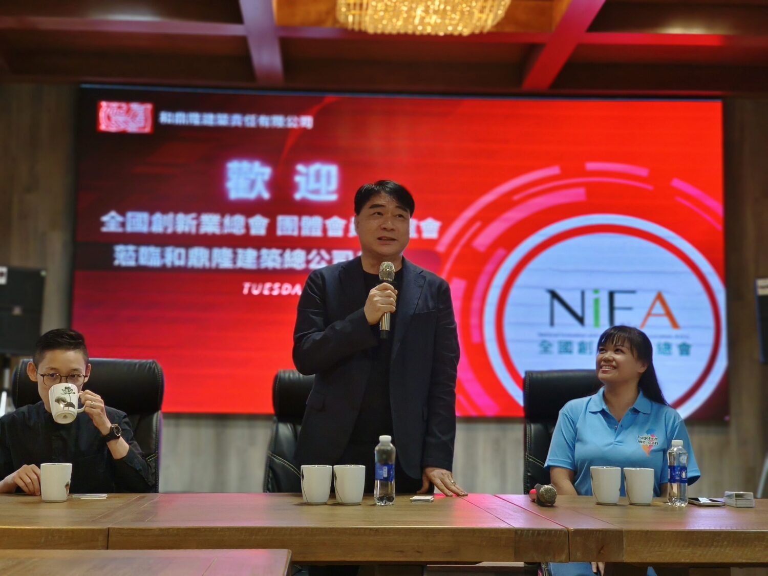 拜訪和鼎隆建築責任有限公司,海外第26屆創業楷模簡智明熱情接待,並分享多年深耕越南建築市場的實戰心得。(圖/新創總會提供)